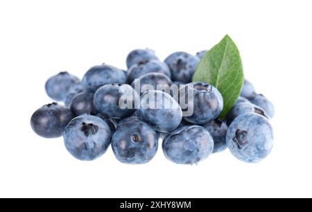 Mirtillo fresco con foglie verdi, isolato su sfondo bianco. Mirtilli o frutti di bosco. Tracciato di ritaglio Foto Stock