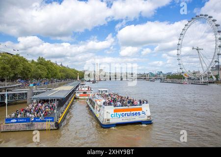 La gente fa la fila e aspetta un giro in barca a Londra, dato che molti turisti dovrebbero visitare la capitale durante la stagione estiva delle vacanze. Foto Stock