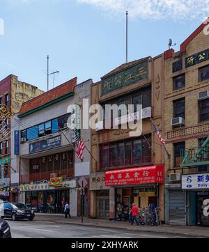 NYC Chinatown: Club privati e negozi in Division Street, tra cui Dim Sum Palace, un ristorante cinese. Foto Stock