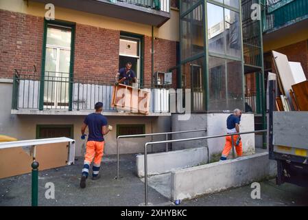 Torino, Italia. 16 luglio 2024. Operazioni di sgombero di tre immobili nel complesso di via Sospello 163 a Torino, Italia. - Martedì 16 luglio 2024 - Cronaca - (foto Matteo Secci/LaPresse) liquidazione di tre immobili nel complesso in via Sospello 163 a Torino, Italia. - Martedì 16 luglio 2024 - (foto Matteo Secci/LaPresse) credito: LaPresse/Alamy Live News Foto Stock