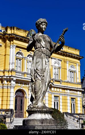 Scultura decorativa con facciata gialla sullo sfondo, Petropolis, Rio de Janeiro, Brasile Foto Stock