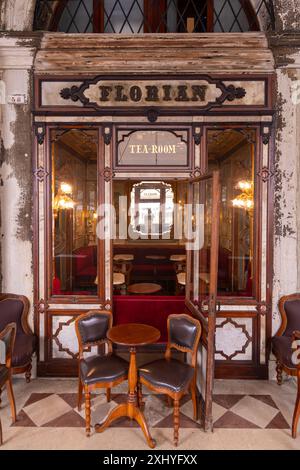 Florian Cafe' con finestra con tavolo da caffe' e sedie a Venezia, Italia Foto Stock