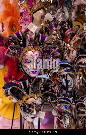 Maschere d'opera tradizionali vendute presso lo stand locale di Venezia, Italia Foto Stock