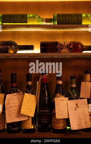 Amarone, tradizionale enoteca Venezia, Italia Foto Stock