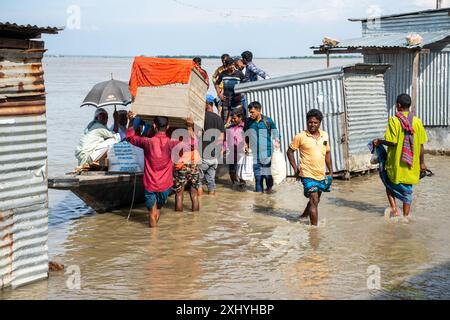 Le inondazioni hanno colpito i villaggi nel nord del Bangladesh, mettendo in evidenza le case sommerse, le comunità colpite, il grave impatto e la resilienza Foto Stock