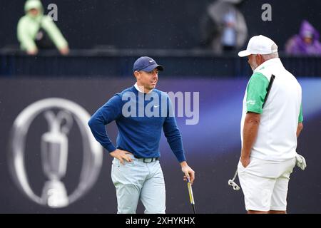 Rory McIlroy dell'Irlanda del Nord (a sinistra) parla con Darren Clarke dell'Irlanda del Nord sul 18° green durante un round di prove davanti all'Open al Royal Troon, South Ayrshire, Scozia. Data foto: Martedì 16 luglio 2024. Foto Stock