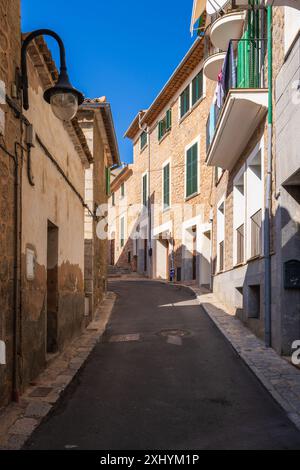 Strada stretta e accogliente nella città di Port de Soller, Maiorca, Maiorca, Isole Baleari, Spagna Foto Stock