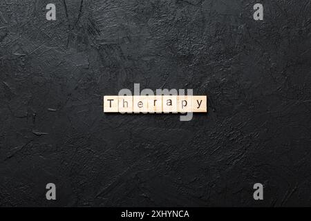 parola di terapia scritta su blocco di legno. testo di terapia su tabella di cemento per la vostra desing, concetto. Foto Stock