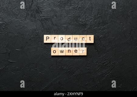 parola del proprietario del prodotto scritta su un blocco di legno. testo del proprietario del prodotto sulla tabella, concetto. Foto Stock