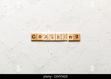 COACHING parola scritta sul blocco di legno. Testo di coaching su tavola, concetto. Foto Stock