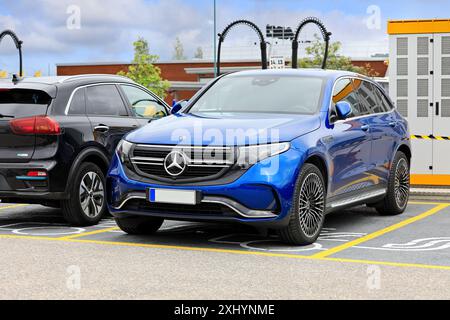 Batteria di ricarica blu per SUV elettrico Mercedes-Benz EQC 4-Matic presso il punto di ricarica pubblico. Salo, Finlandia. 14 luglio 2024. Foto Stock