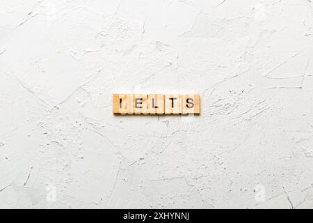 Parola IELTS scritta su un blocco di legno. Testo IELTS sulla tabella, concetto. Foto Stock