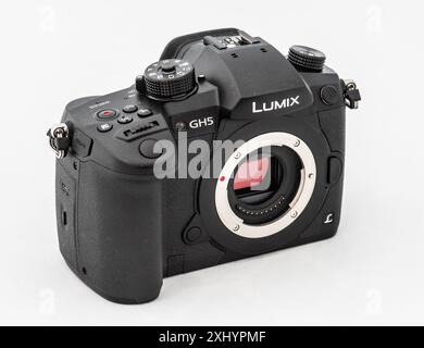 Gothenburg, Svezia - 21 maggio 2022: Foto del prodotto Studio di un corpo fotocamera digitale mirrorless Panasonic GH5. Foto Stock