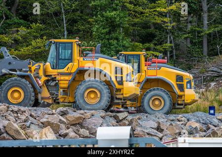 Gothenburg, Svezia - 24 luglio 2022: Pale gommate Volvo L220H e Volvo L180H. Foto Stock