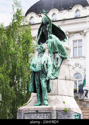 Scultura commemorativa del poeta nazionale France Preseren con musa in Piazza Preseren Lubiana Slovenia Foto Stock