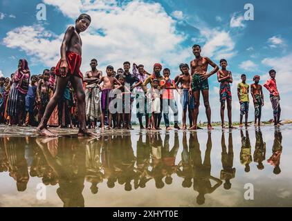 Le inondazioni hanno colpito i villaggi nel nord del Bangladesh, mettendo in evidenza le case sommerse, le comunità colpite, il grave impatto e la resilienza Foto Stock