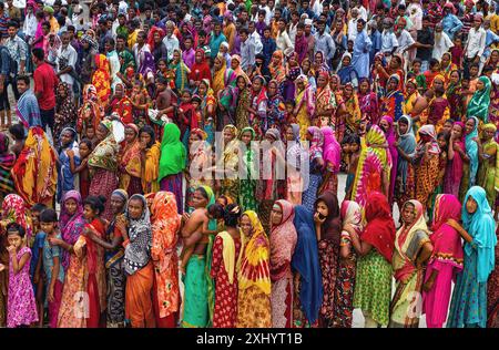 Le inondazioni hanno colpito i villaggi nel nord del Bangladesh, mettendo in evidenza le case sommerse, le comunità colpite, il grave impatto e la resilienza Foto Stock