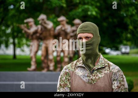 2 luglio 2024, Baden-Württemberg, Calw: Il tenente Andi, capo reclutamento presso il comando forze speciali (KSK) della Bundeswehr, parla ai giornalisti dell'Agenzia di stampa tedesca ai margini delle prove d'ingresso per i candidati all'addestramento come soldati commando. L'addestramento per diventare un soldato di commando richiede due anni dopo aver superato i test di selezione. Foto: Kay Nietfeld/dpa Foto Stock