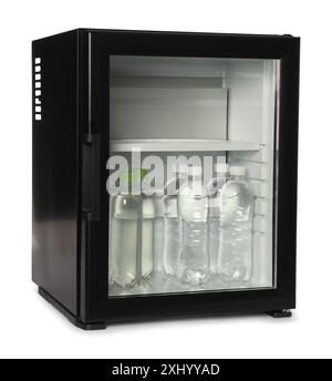 Minibar con bevande isolate di colore bianco Foto Stock