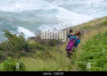 Donna trekking sul Monte Candina con il mare sullo sfondo Foto Stock