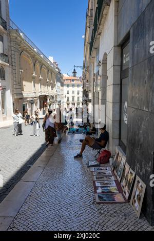 Lisbona, Portogallo - 1 luglio 2022: Rua do Carmo con artisti di strada vicino all'ascensore di Santa Justa Foto Stock