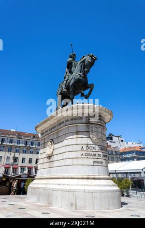 Lisbona, Portogallo - 1 luglio 2022: La statua equestre del re Giovanni i (portoghese: Dom João i) su Prac da Figueira Foto Stock