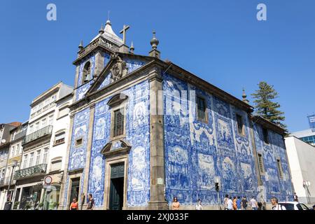 Porto, Portogallo - 6 luglio 2022: Cappella delle Anime famosa per l'esterno di piastrelle blu e bianche dipinte con scene della vita dei santi. Foto Stock