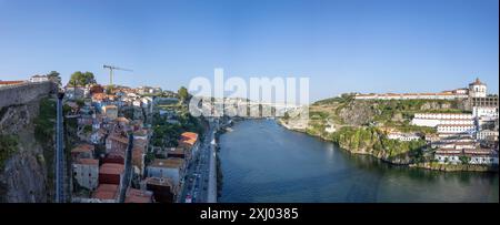 Una vista panoramica di Porto e del fiume Douro con tre ponti: Luis i, Infante Dom Henrique e D. Maria Pia, Porto, Portogallo Foto Stock