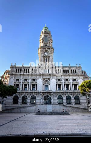 Porto, Portogallo - 6 luglio 2022: Il Municipio e il monumento di Almeida Garrett (circa 1954) di Salvador Barata Feyo Foto Stock