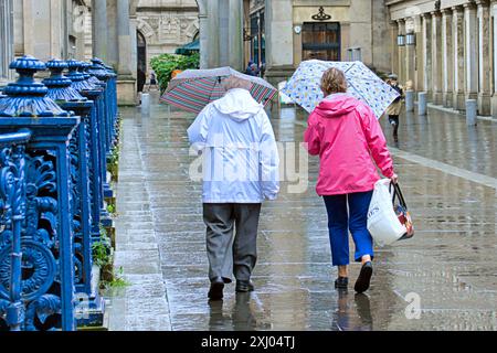 Glasgow, Scozia, Regno Unito. 16 luglio 2024: Regno Unito Meteo: La pioggia ha visto turisti e gente del posto nel centro della città immergersi per i loro ombrelli nelle docce con previsioni per ulteriori informazioni. Credit Gerard Ferry/Alamy Live News Foto Stock