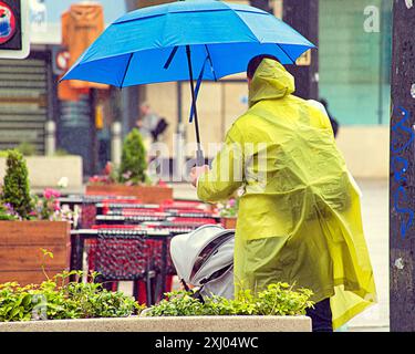 Glasgow, Scozia, Regno Unito. 16 luglio 2024: Regno Unito Meteo: La pioggia ha visto turisti e gente del posto nel centro della città immergersi per i loro ombrelli nelle docce con previsioni per ulteriori informazioni. Credit Gerard Ferry/Alamy Live News Foto Stock