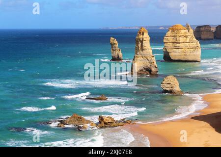 La famosa formazione rocciosa dodici Apostoli circondato da acque turchesi alla Great Ocean Road in Victoria, Australia Foto Stock