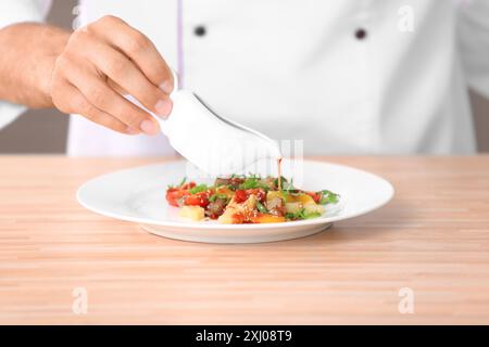 Ristorante gourmet stella michelin che prepara piatti deliziosi a pranzo e a cena con verdure fresche, carne e pesce. Foto Stock