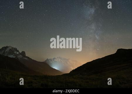 Via Lattea sul Monte bianco. Cielo stellato. Paesaggio notturno. Vista dal col des Posettes, Francia. Foto Stock