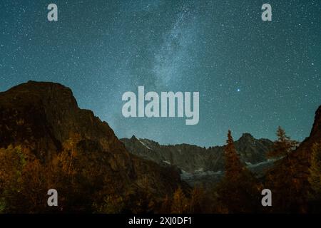 Via Lattea sulle montagne del massiccio del Monte bianco. Svizzera. Cielo stellato. Paesaggio notturno. Foto Stock