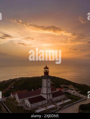 Faro a Cabo Espichel al tramonto. Ora d'oro. Portogallo. Vista aerea. Foto Stock