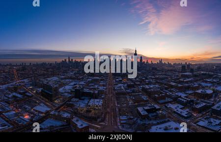 Skyline urbano di Chicago all'alba nella mattina fredda d'inverno. Ora blu. Vista aerea. Stati Uniti d'America. Foto Stock