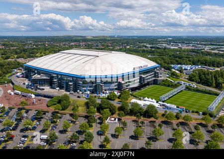 Gelsenkirchen, Germania. 16 luglio 2024. The Veltins-Arena, stadio di casa del FC Schalke 04 (tiro con un drone). Crediti: Christoph Reichwein/dpa/Alamy Live News Foto Stock