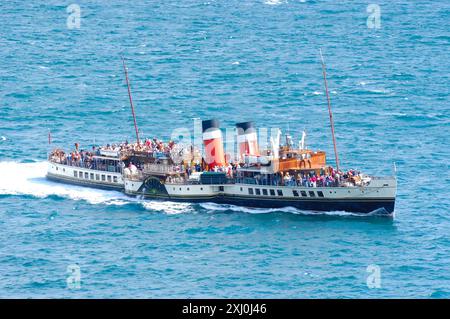 Pedalò a vapore che viaggia lungo il Canale della Manica appena fuori Swanage Dorset Inghilterra regno unito Foto Stock