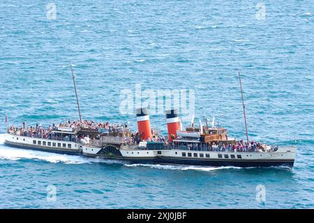 Pedalò a vapore che viaggia lungo il Canale della Manica appena fuori Swanage Dorset Inghilterra regno unito Foto Stock