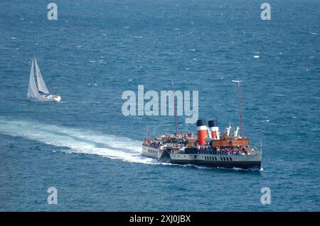 Pedalò a vapore che viaggia lungo il Canale della Manica appena fuori Swanage Dorset Inghilterra regno unito Foto Stock