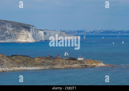 Vista verso Bournemouth sulla baia di Durlston da un sentiero costiero che va troppo al castello di Durlston nell'autunno 2009 Foto Stock