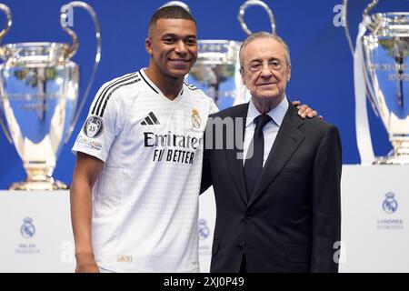 Kylian Mbappe (L) visto durante la sua presentazione come nuovo giocatore del Real Madrid con Florentino Perez (R) all'Estadio Santiago Bernabeu il 16 luglio 2024 a Madrid, Spagna. Foto Stock