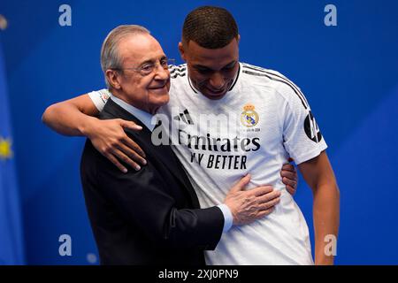 Madrid, Madrid, Spagna. 16 luglio 2024. Kylian Mbappe (L) visto durante la sua presentazione come nuovo giocatore del Real Madrid con Florentino Perez (R) all'Estadio Santiago Bernabeu il 16 luglio 2024 a Madrid, Spagna. (Credit Image: © Alberto Gardin/ZUMA Press Wire) SOLO PER USO EDITORIALE! Non per USO commerciale! Crediti: ZUMA Press, Inc./Alamy Live News Foto Stock