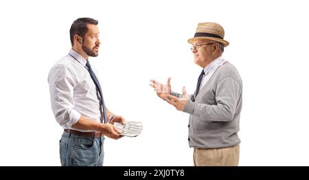 Uomo d'affari con soldi in mano e che parla con un anziano isolato su sfondo bianco Foto Stock