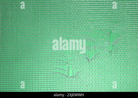Finestra schermata lacerata su sfondo verde, primo piano Foto Stock