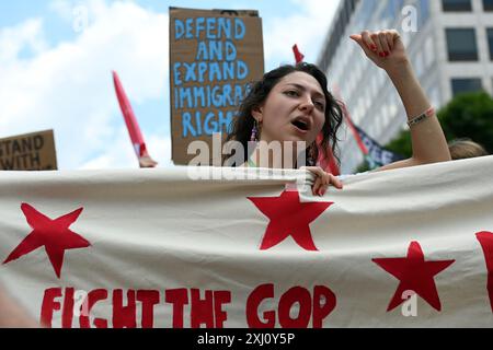 Milwaukee, Stati Uniti. 15 luglio 2024. Le persone partecipano a una protesta durante la Convention nazionale repubblicana del 2024 a Milwaukee, Wisconsin, negli Stati Uniti, il 15 luglio 2024. PER ANDARE CON "Feature: Le proteste alla convention del GOP evidenziano la divisione tra gli elettori statunitensi credito: Li Rui/Xinhua/Alamy Live News Foto Stock