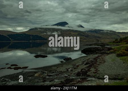 Vista sul Loch na Keal verso Ben More, Mull, Ebridi interne, Scozia. Foto Stock