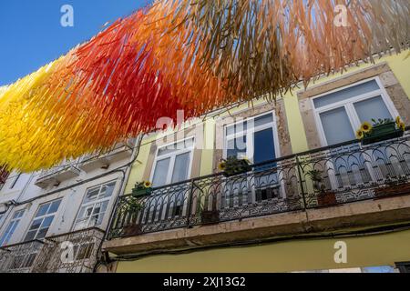 Vista verso l'alto dei rastrelli appesi a fianco di un edificio a Setúbal, un trafficato porto e città industriale del Portogallo che vanta un esteso stile storico Foto Stock