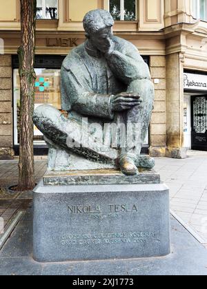 Statua di bronzo seduta di Nikola Tesla a Zagabria Croazia Foto Stock